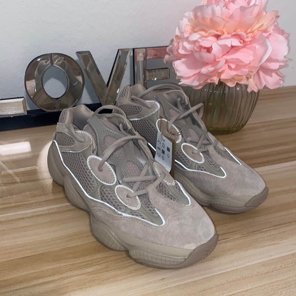 🚨🚨NEW YEEZY 500🚨🚨 size 9